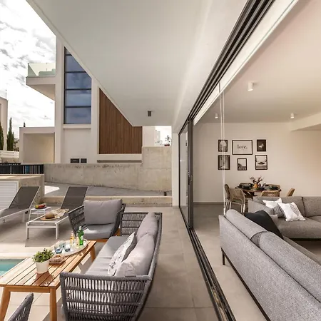 By The Bay 32 Βίλα