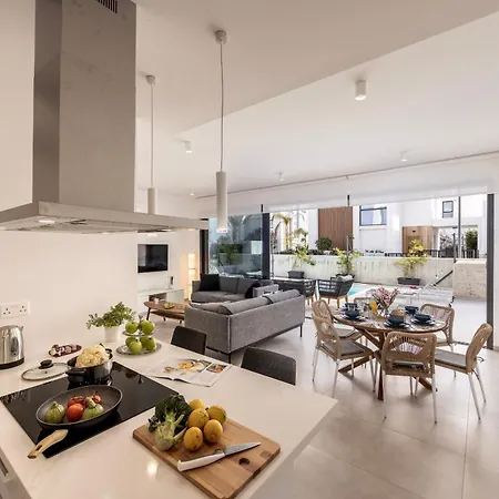 Βίλα By The Bay 32 *